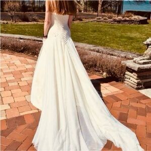 Vera Wang Elegant White Wedding Dress